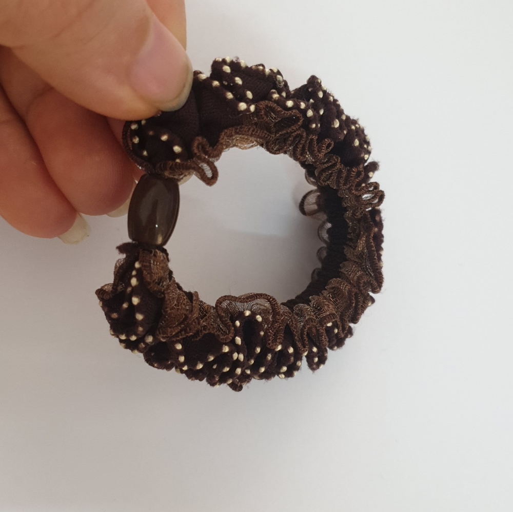 hair tie, baby , brown
